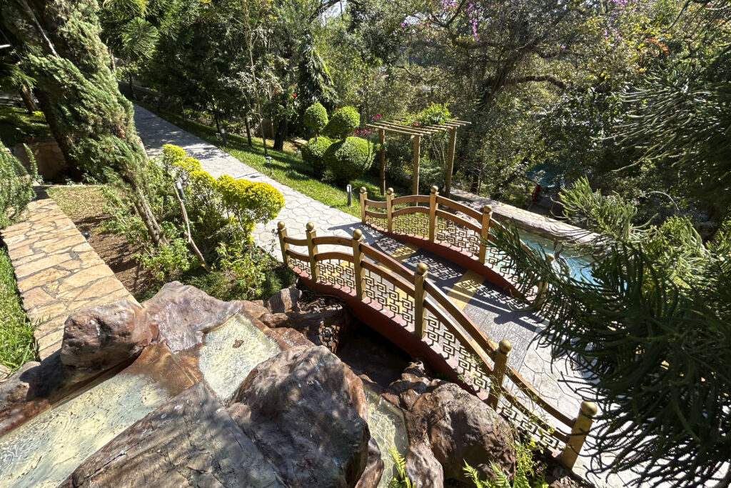 Puente de madera en el Jardín Imperial